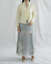 Muat gambar ke penampil Galeri, Nona Top Atasan Kebaya Kutubaru Modern Katun Bordir (pilih variasi)