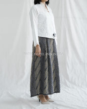 Muat gambar ke penampil Galeri, Nona Top Atasan Kebaya Kutubaru Modern Katun Bordir (pilih variasi)