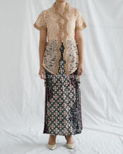 Muat gambar ke penampil Galeri, Seroja Kebaya atasan Brokat Modern - Batik Pastel