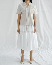 Load image into Gallery viewer, Seruni Top Atasan Dengan Bordir Bunga - Oat