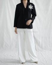 Load image into Gallery viewer, Seruni Top Atasan Dengan Bordir Bunga - Black Panjang