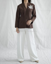 Load image into Gallery viewer, Seruni Top Atasan Dengan Bordir Bunga - Choco Panjang