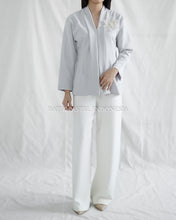 Load image into Gallery viewer, Seruni Top Atasan Dengan Bordir Bunga - Soft Grey Panjang