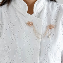 Muat gambar ke penampil Galeri, Bros / Brooch rantai aksesoris kebaya janggan batik pastel
