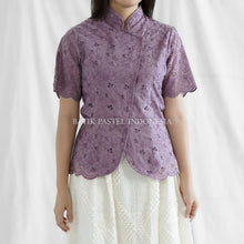 Load image into Gallery viewer, Kebaya Janggan Modern Atasan Katun Bordir - Batik Pastel
