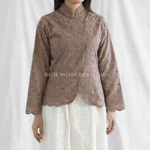 Load image into Gallery viewer, Kebaya Janggan Modern Atasan Katun Bordir - Batik Pastel
