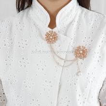 Muat gambar ke penampil Galeri, Bros / Brooch rantai aksesoris kebaya janggan batik pastel
