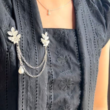 Muat gambar ke penampil Galeri, Bros / Brooch rantai aksesoris kebaya janggan batik pastel
