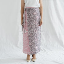 Muat gambar ke penampil Galeri, Rania Skirt - Rok Span Kombinasi Batik dan Katun Bordir
