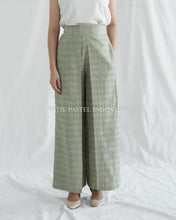 Load image into Gallery viewer, Culottes / Dobbi Woven Rubber Pants (Select Variation)
