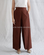 Load image into Gallery viewer, Culottes / Dobbi Woven Rubber Pants (Select Variation)
