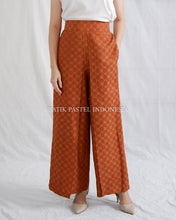 Load image into Gallery viewer, Culottes / Dobbi Woven Rubber Pants (Select Variation)
