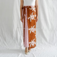 Load image into Gallery viewer, Rania Skirt - Rok Span Kombinasi Batik dan Katun Bordir
