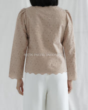 Load image into Gallery viewer, Shella Top LONG Embroidered Cotton Top - Cream
